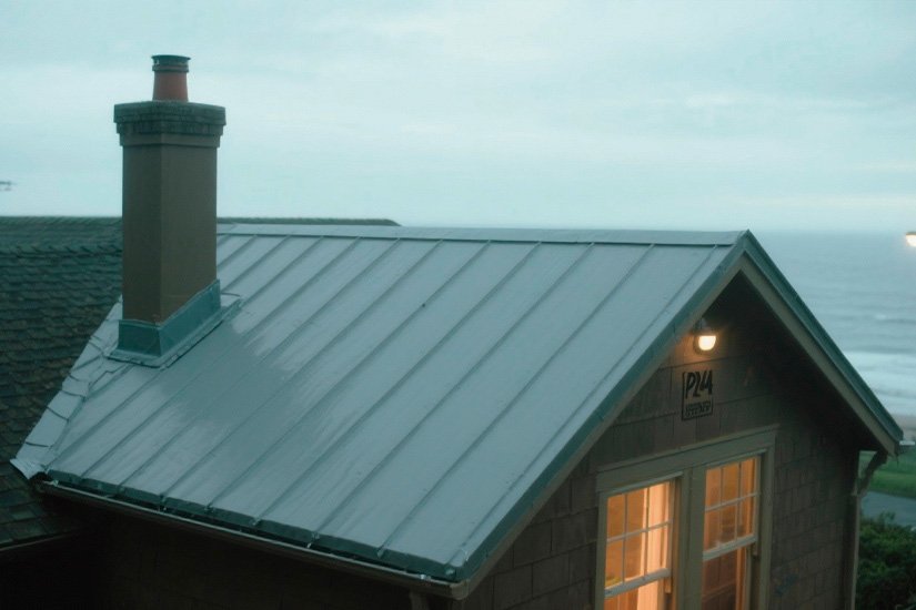 Impermeabilización de tejado en PRFV con refuerzo de limahoyas y encuentros, acabado gel-coat en Pontevedra.