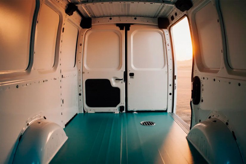 Panelado higiénico en PRFV para furgoneta: interiores lavables con esquinas sanitarias y desagüe integrado en Pontevedra